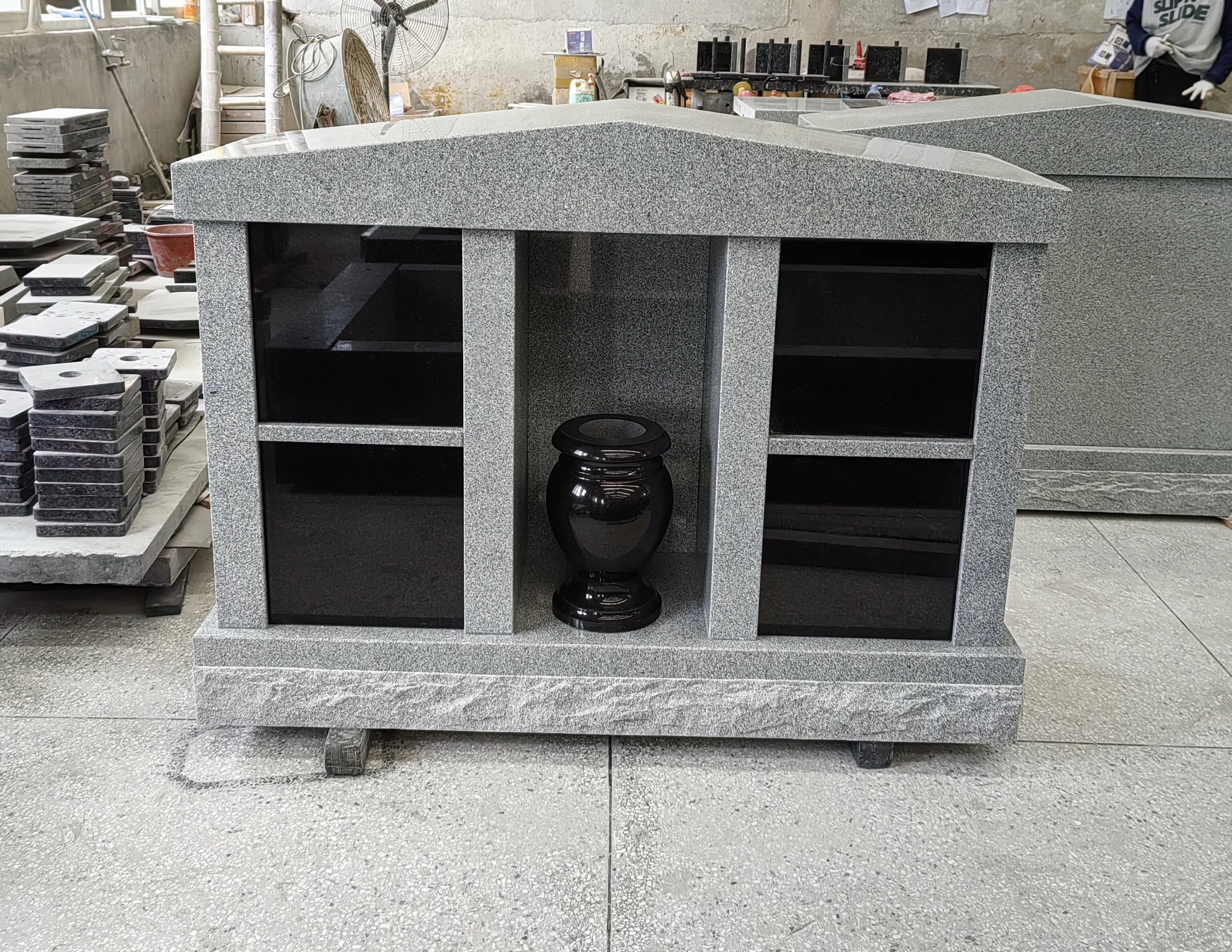 Customizable Stone Columbarium for Cemetery & Memorial Gardens