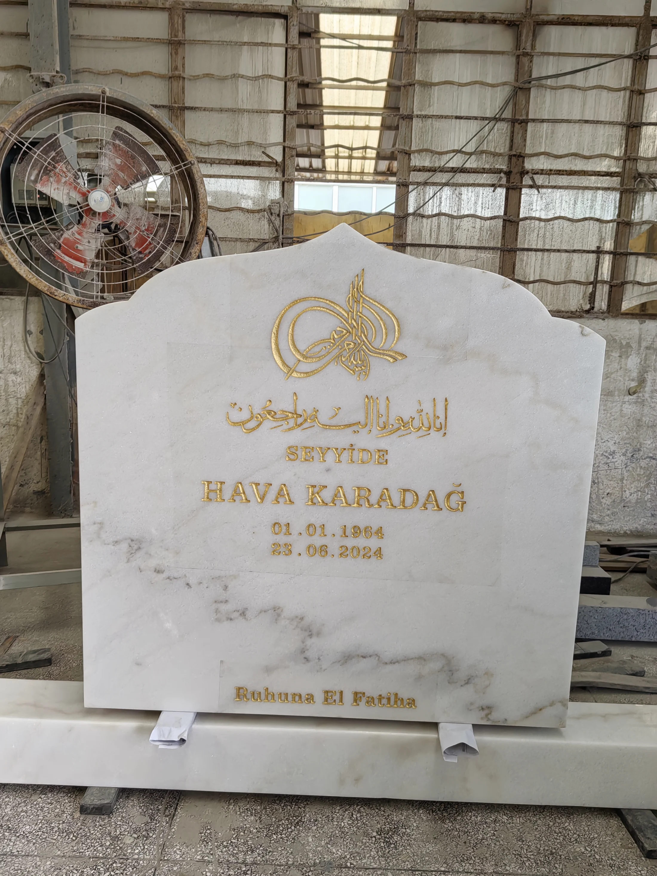3D gilded Arabic calligraphy carving