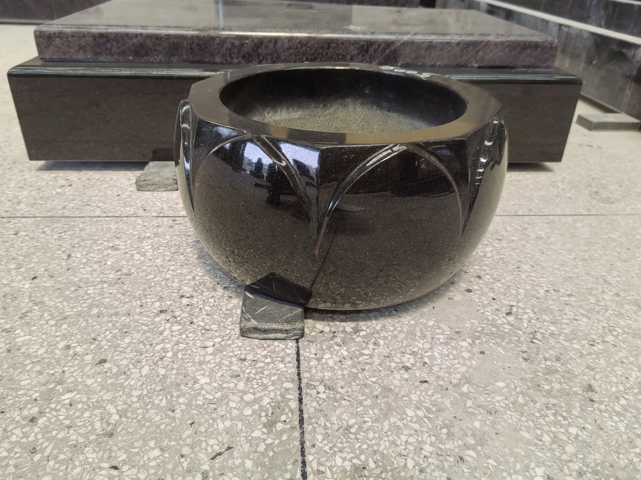 High-Polished Black Granite Vase for Cemetery Use